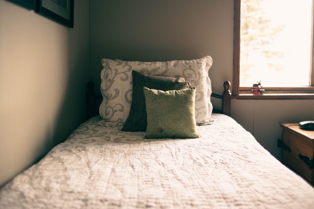 働きながら睡眠と生活リズムを整える工夫のイメージ（朝の寝室）